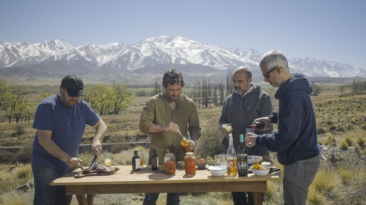 Del encuentro y la curiosidad por devolver vitalidad al vermut es que el sommelier Julián Díaz, Zuccardi, Agustín Camps y Martín Auzmendi lanzaron La Fuerza hace ocho años. Del encuentro y la curiosidad por devolver vitalidad al vermut es que el sommelier Julián Díaz, Zuccardi, Agustín Camps y Martín Auzmendi lanzaron La Fuerza hace ocho años.