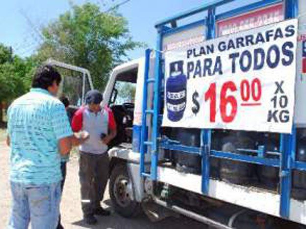 Venden hasta tres veces más cara la garrafa social en el interior