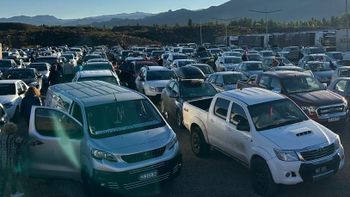 Reabrió el paso a Chile y ya hay largas filas de vehículos en Uspallata para cruzar Reabrió el paso a Chile y ya hay largas filas de vehículos en Uspallata para cruzar