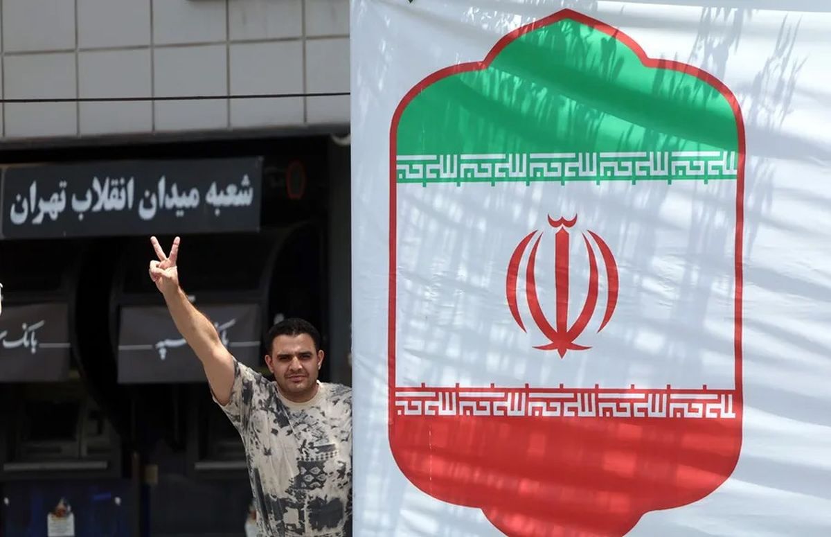 Un iraní hace el símbolo de la victoria en una calle de Teherán en Irán, este martes 24 de junio. Crédito: EFE/EPA/Abedin Tahekernareh. Un iraní hace el símbolo de la victoria en una calle de Teherán en Irán, este martes 24 de junio. Crédito: EFE/EPA/Abedin Tahekernareh.