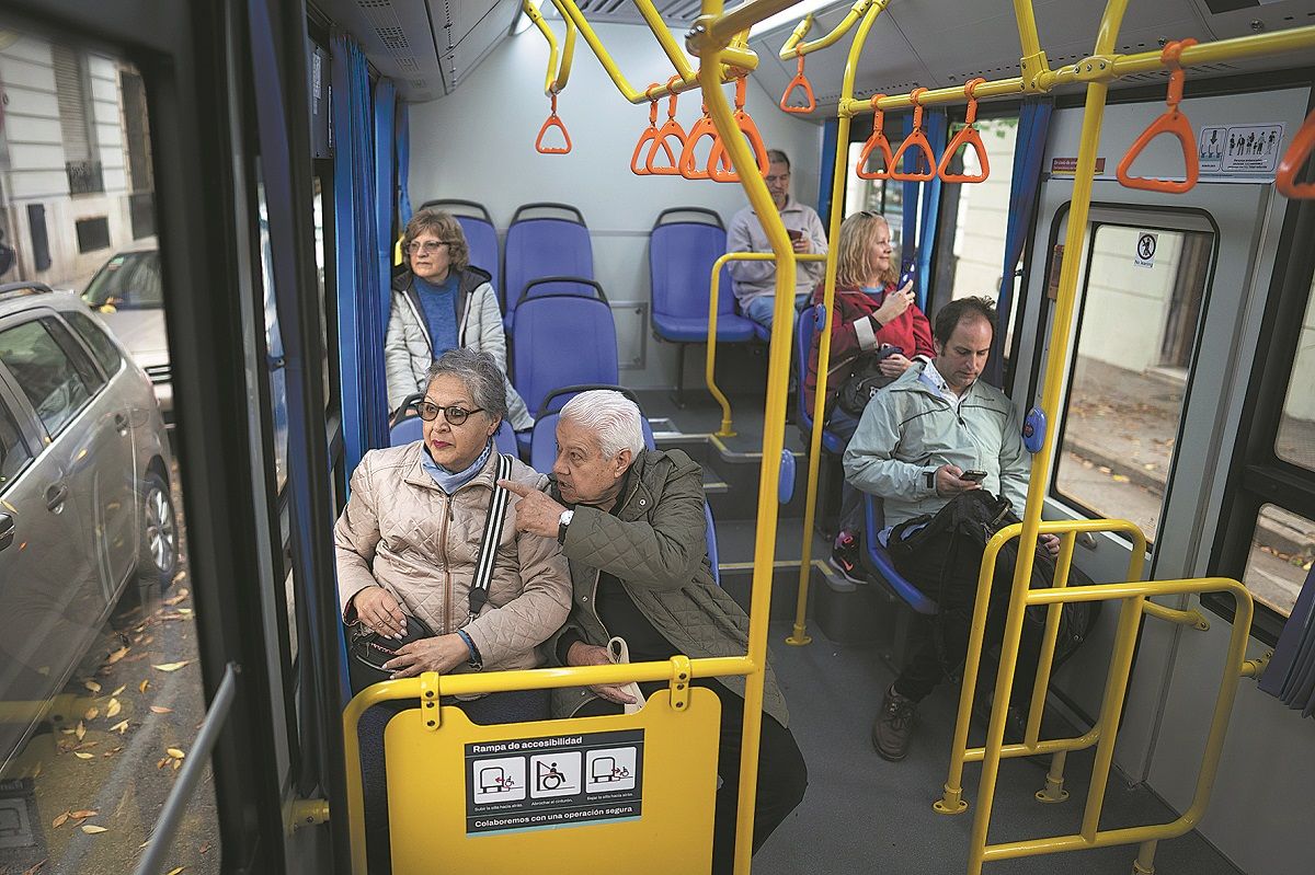 Pasajeros a bordo de un bus eléctrico fabricado por la empresa china Yangzhou Asiastar Bus en Buenos Aires, el 7 de mayo. MARTÍN ZABALA / XINHUA