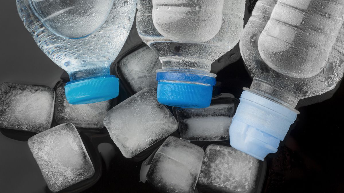 Una botella con hielo puede ayudar a enfriar el aire de tu ventilador. Una botella con hielo puede ayudar a enfriar el aire de tu ventilador. 