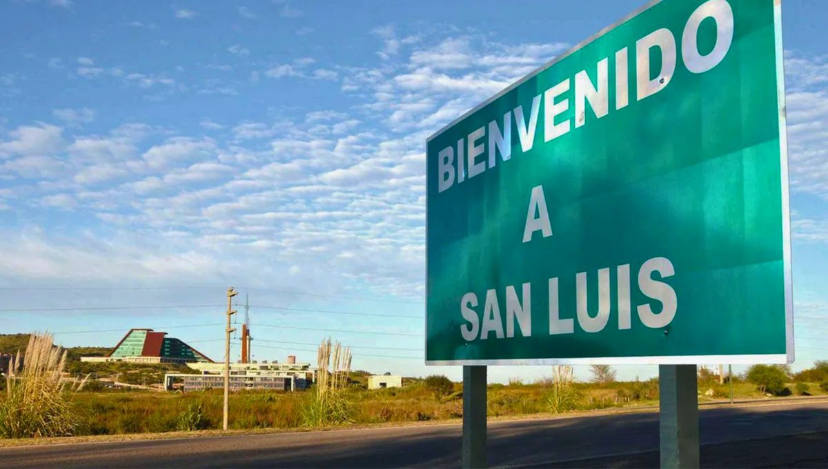 San Luis es una provincia Mediterranea. Solo se puede acceder a ella por vía terrestre o aérea. Se conecta con Buenos Aires por la RN 7. San Luis es una provincia Mediterranea. Solo se puede acceder a ella por vía terrestre o aérea. Se conecta con Buenos Aires por la RN 7.