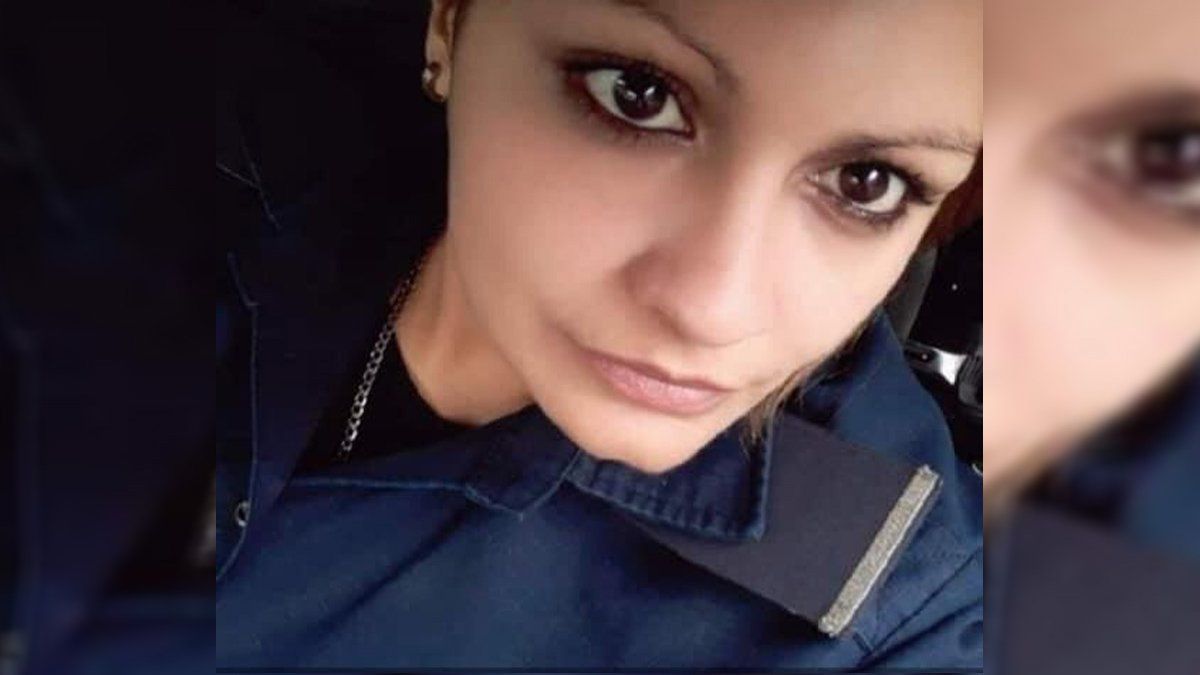 La joven policía perdió un ojo por el disparo.