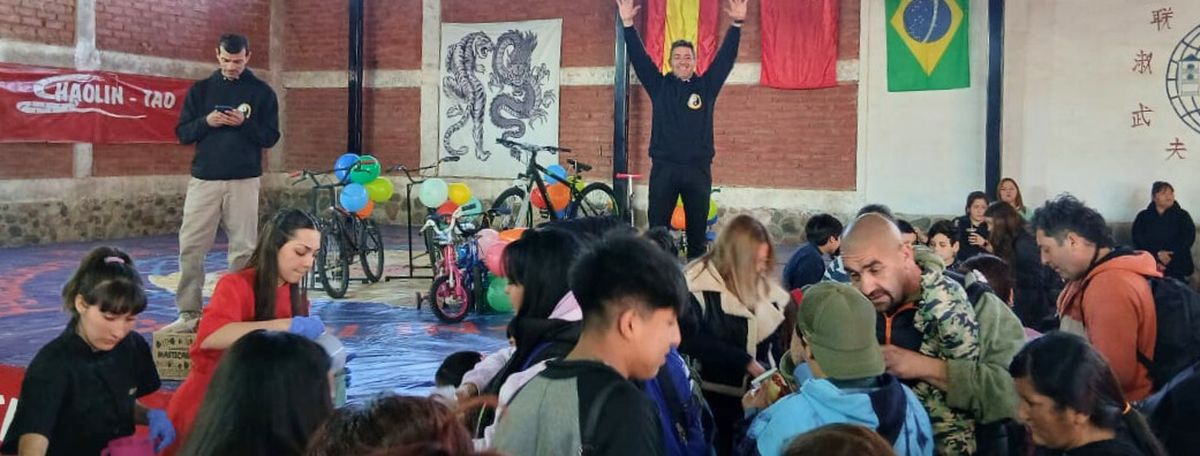 La frutilla del postre fue el sorteo de bicicletas entre los 450 chicos que asistieron al festejo del Día del Niño. La frutilla del postre fue el sorteo de bicicletas entre los 450 chicos que asistieron al festejo del Día del Niño.