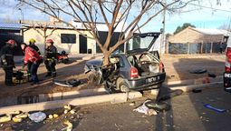 El accidente fue en calle Juan B. Justo, de Maipú, donde dos personas resultaron heridas tras chocar contra un árbol. Foto; Pablo Gamba/ Radio Nihuil