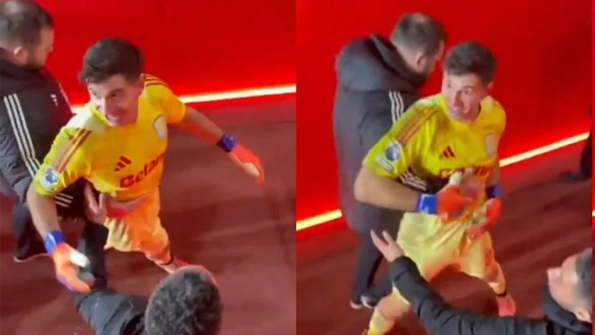 Dibu Mart&iacute;nez discuti&oacute; con los hinchas del Arsenal.