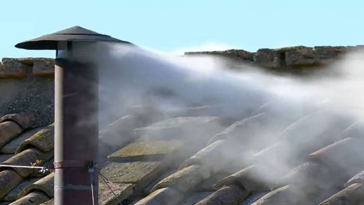 La fumata blanca que anunció la elección del nuevo papa, sucesor del papa Francisco. La fumata blanca que anunció la elección del nuevo papa, sucesor del papa Francisco.