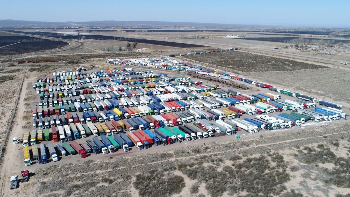 Los camiones que esperan en el sector de la Destiler&iacute;a.