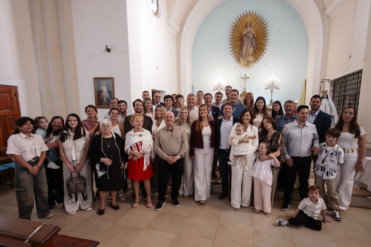 Familiares y amigos de los papás de Guillermina asistieron al bautismo este domingo en una iglesia de Lunlunta. Familiares y amigos de los papás de Guillermina asistieron al bautismo este domingo en una iglesia de Lunlunta.
