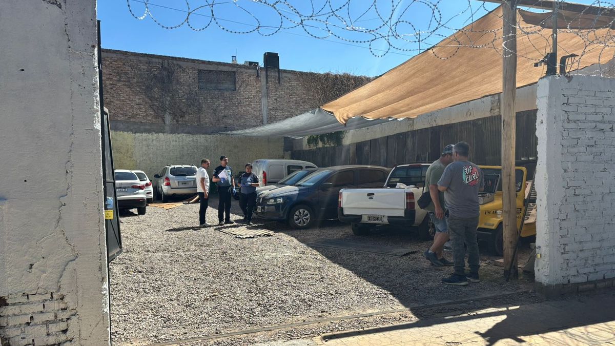 Los delincuentes forzaron el portón de una cochera donde robaron un auto y una lujosa moto. Los delincuentes forzaron el portón de una cochera donde robaron un auto y una lujosa moto.