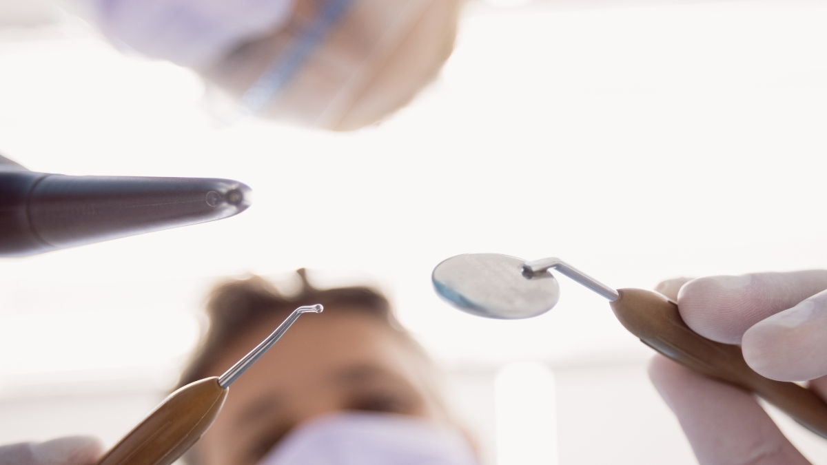 Viajó para ahorrar dinero en la extracción de 20 dientes: lleva 8 meses en el hospital