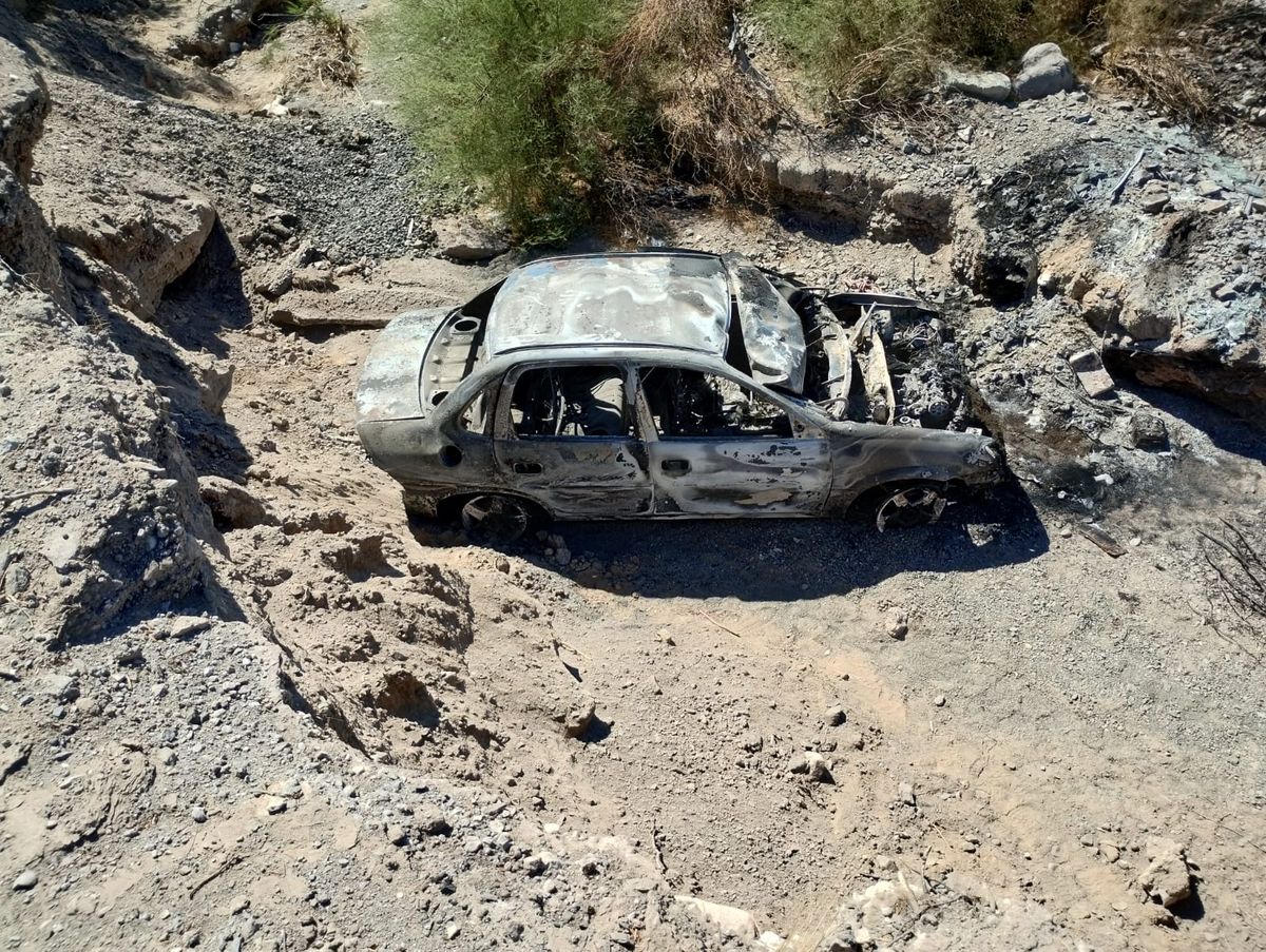 Este era el corsa gris que conducía Mariana Juárez. Aparentemente, se prendió fuego al caerse al barranco. Este era el corsa gris que conducía Mariana Juárez. Aparentemente, se prendió fuego al caerse al barranco.
