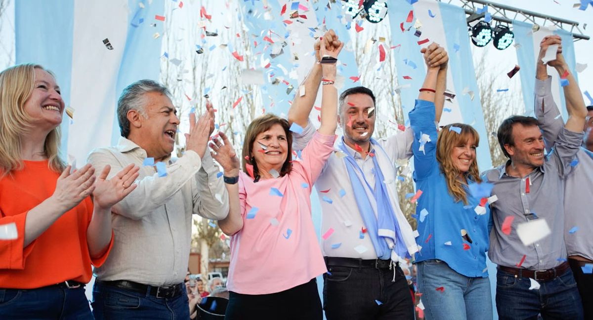 Hebe Casado, Alfredo Cornejo, Patricia Bullrich, Luis Petri, Patricia Giménez y Lisandro Nieri en Godoy Cruz.