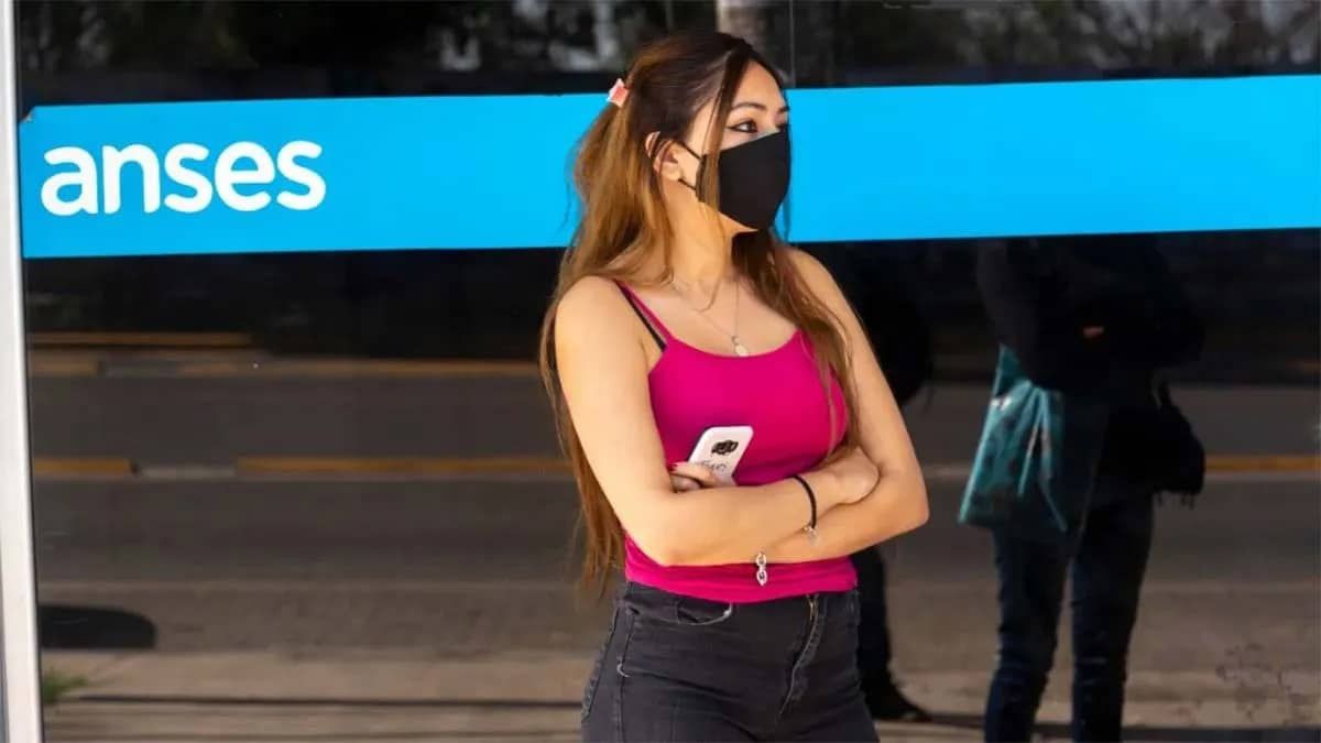 Los beneficiarios de AUH y AUE cobran el bono de $15.000 y la ANSES extendería el beneficio.