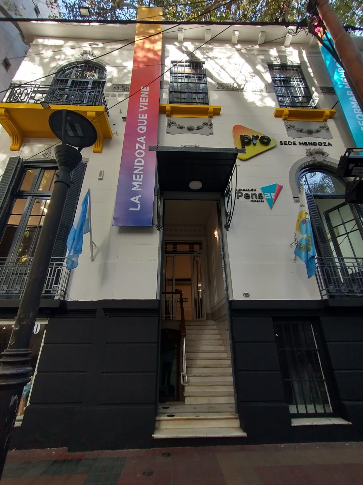 En una misma casona de calle España funcionan la sede del PRO provincial y la de la Fundación Pensar.