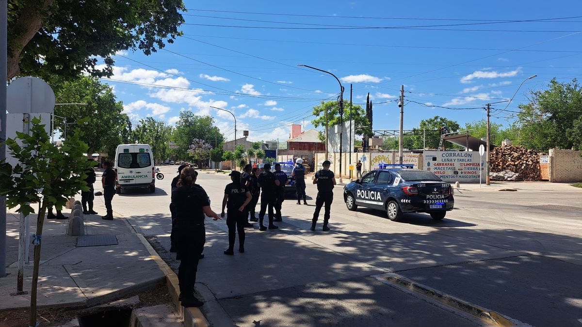 Tras el accidente el hombre atropellado fue llevado al Hospital Central en grave estado, mientras se realizó el operativo en el lugar. Tras el accidente el hombre atropellado fue llevado al Hospital Central en grave estado, mientras se realizó el operativo en el lugar.