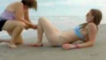 Mujer golpeó al tiburón que la mordió