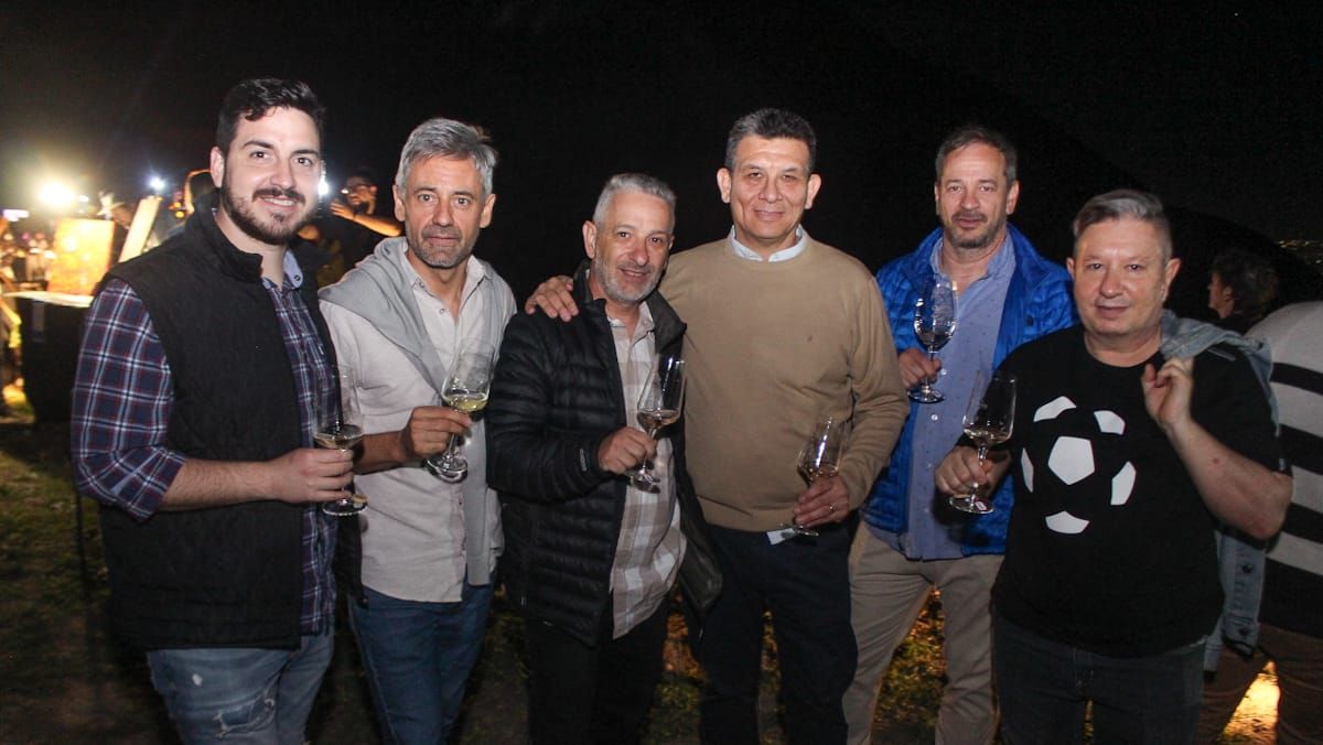 Matías González, Daniel Bordín, Alberto Medina, Claudio Rojas, Fernando Malgioglio y Carlos Muñoz, amigos que se hacen llamar "Los enófilos". Matías González, Daniel Bordín, Alberto Medina, Claudio Rojas, Fernando Malgioglio y Carlos Muñoz, amigos que se hacen llamar "Los enófilos".