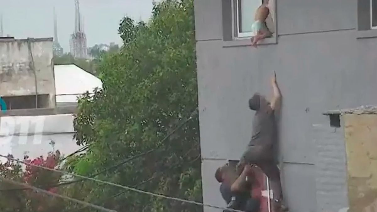 Video: un camionero salvó a un bebé que caminaba por la cornisa de una casa