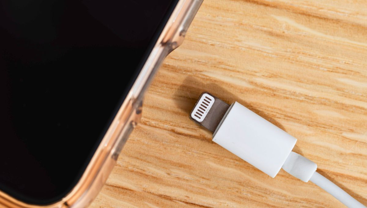 Es importante usar cables de fábrica y seguros en nuestros aparatos tecnológicos. Es importante usar cables de fábrica y seguros en nuestros aparatos tecnológicos. 
