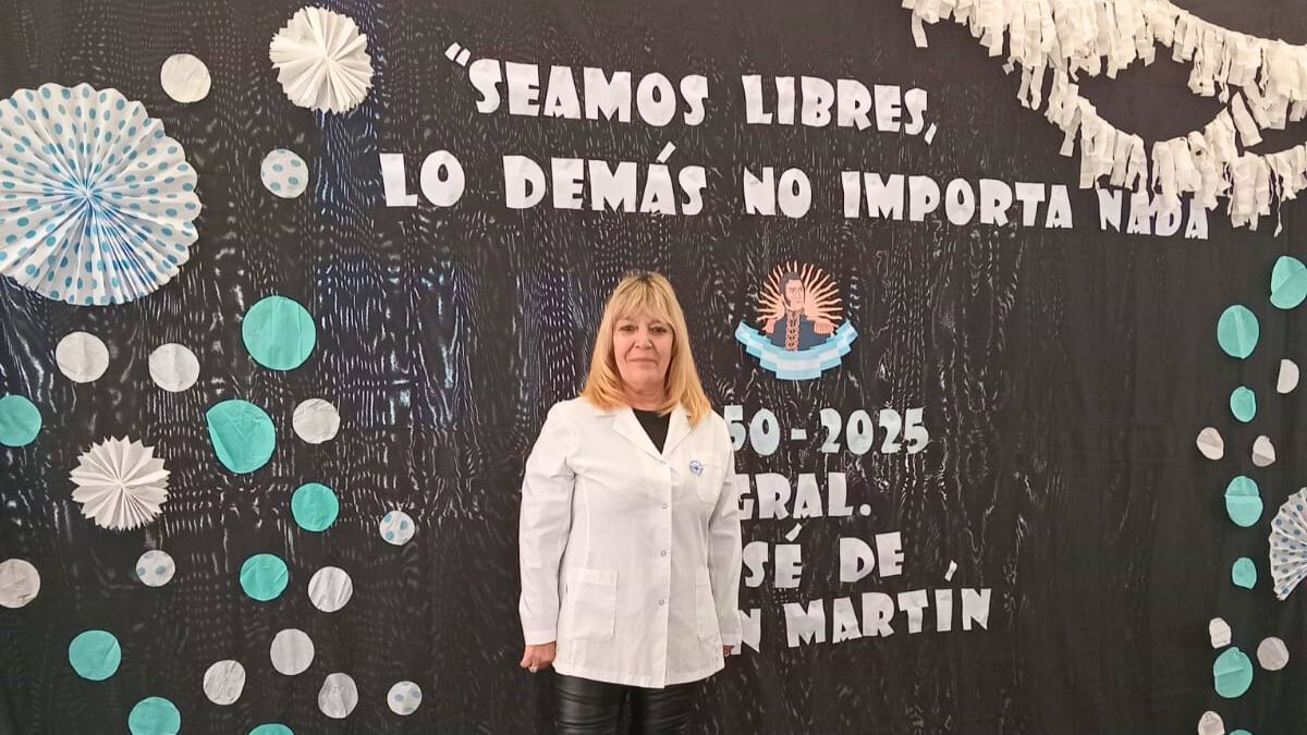 Irene Castro trabaja desde hace casi 20 años en una escuela inhóspita de Malargüe y debe repartirse los roles. Mucho más que maestra.