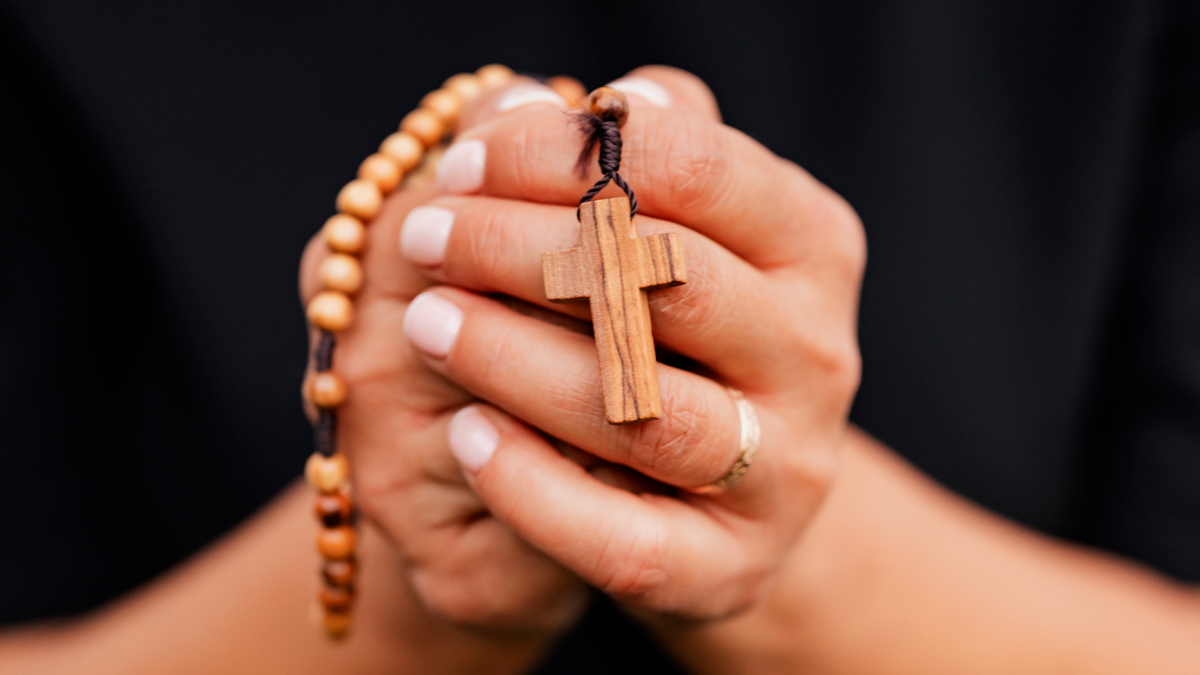 El rosario es el elemento más utilizado para orar por la religión católica.