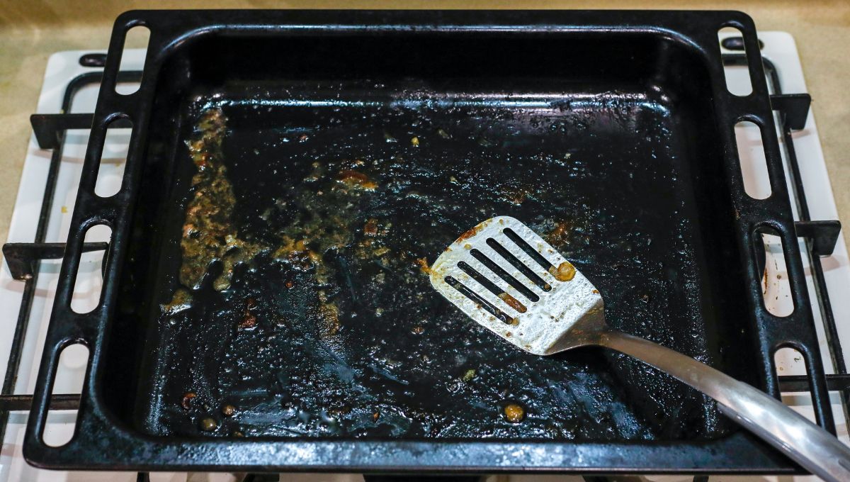 Grasa y suciedad pegada en la fuente del horno