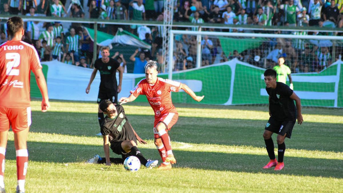 El Globo con un hombre menos se trajo un valioso punto de San Luis.