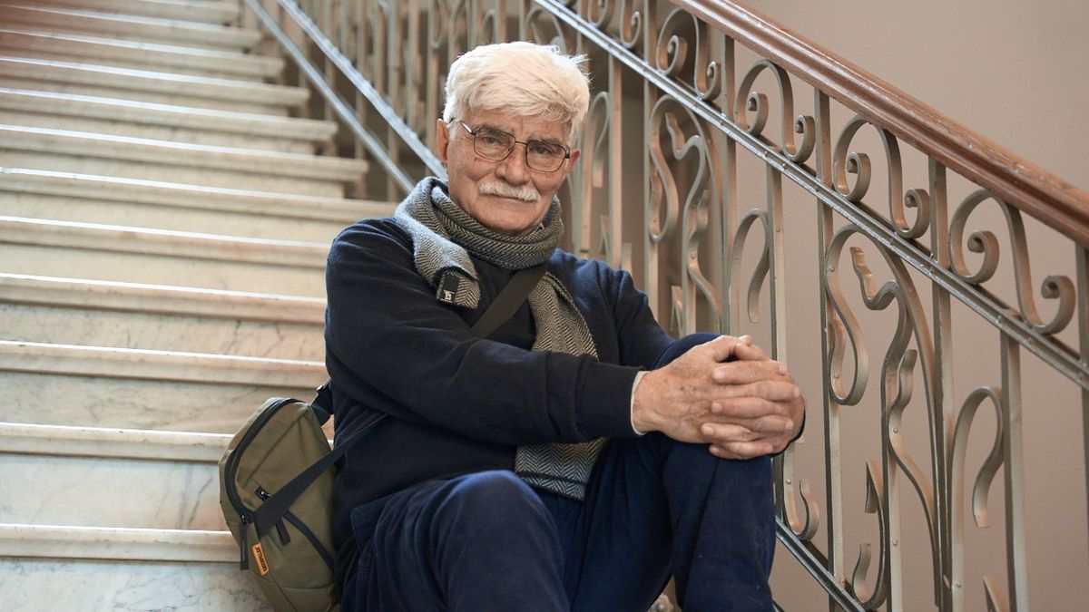 Obligado al abrigo en un día frío atípico de esta primavera, Sarale posa en el Museo Carlos Alonso donde exhibe sus trabajos de diseño. Obligado al abrigo en un día frío atípico de esta primavera, Sarale posa en el Museo Carlos Alonso donde exhibe sus trabajos de diseño.