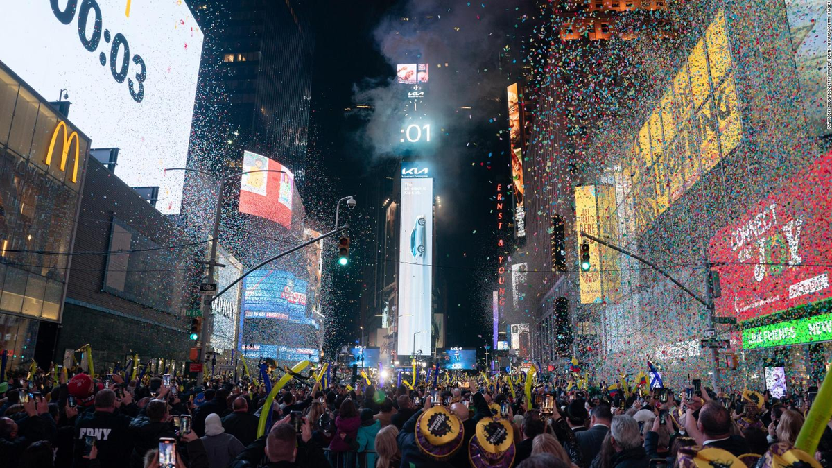 No se necesitan entradas para la celebración anual de Nochevieja en Times Square. No se necesitan entradas para la celebración anual de Nochevieja en Times Square.