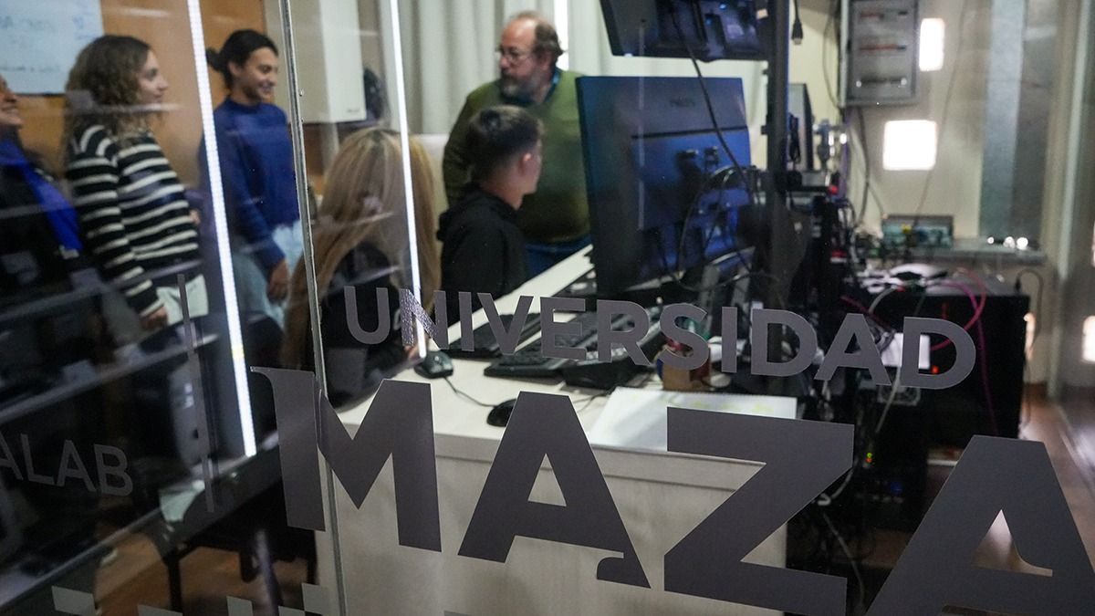 Alumnos de la carrera de Comunicación Social de la Universidad Maza utilizan aplicaciones con inteligencia artificial para las prácticas.