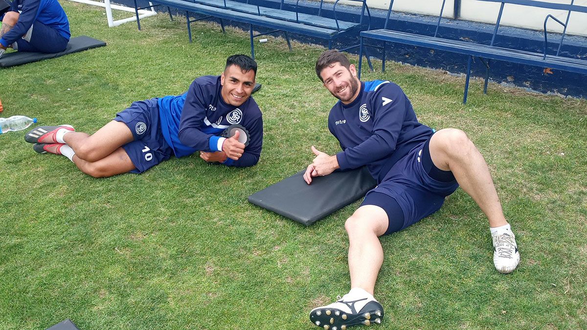 Cristian Aracena y Diego Cardozo, relajados en la práctica.