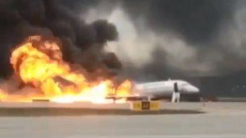Un rayo alcanzó a un avión en pleno vuelo y murieron 41 personas