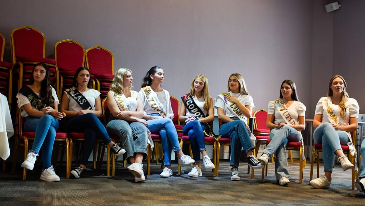 Parte de las 18 representantes departamentales de la Vendimia, durante una de las capacitaciones que se les dio en el hotel. Parte de las 18 representantes departamentales de la Vendimia, durante una de las capacitaciones que se les dio en el hotel.