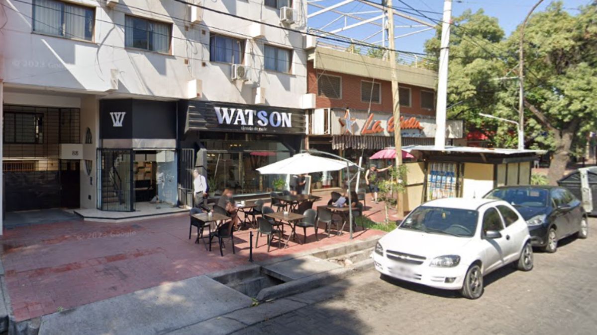 Las cámaras de seguridad de este café de calle Juan B. Justo mostraron un ejemplo de la inseguridad en Mendoza: el robo de un celular, a manos de un supuesto vendedor ambulante.