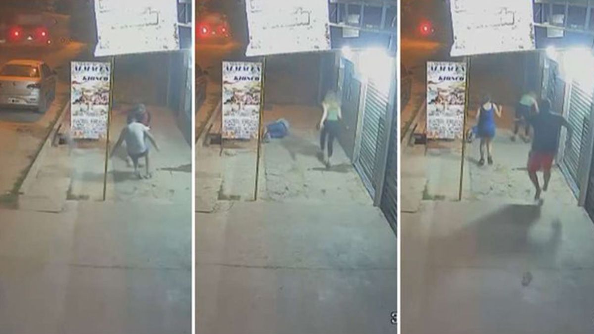 El joven estaba ingresado a una casa en Moreno, donde se realizaba una fiesta, y fue sorprendido por motochorros que lo balearon para asaltarlo