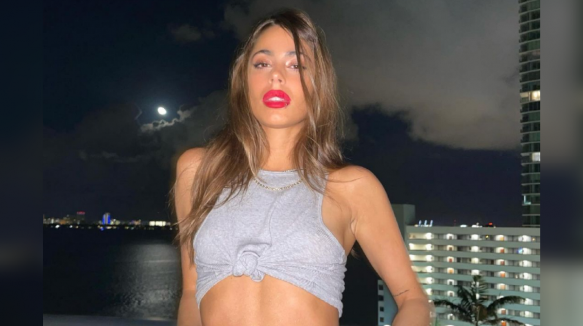 Tini Stoessel conquistó el verano europeo con su microbikini XS y doble corpiño