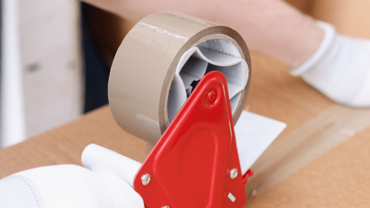 Los pelos de la ropa salen fácilmente con la ayuda de cualquier cinta adhesiva.