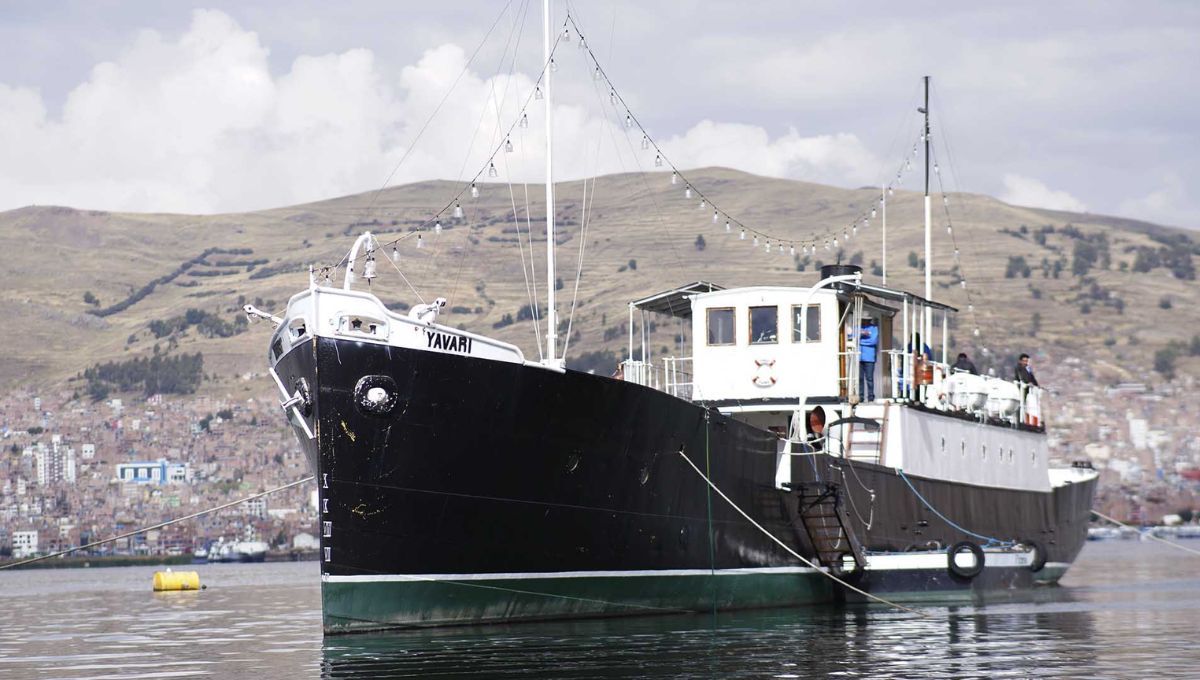 El barco que cruzó los Andes a lomo de mula para navegar el lago más alto del planeta Tierra