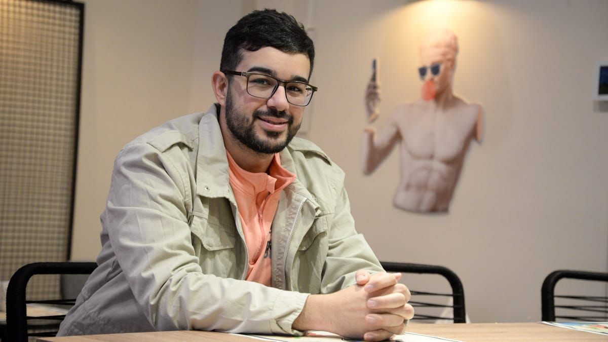 Rocco, feliz en su café.
