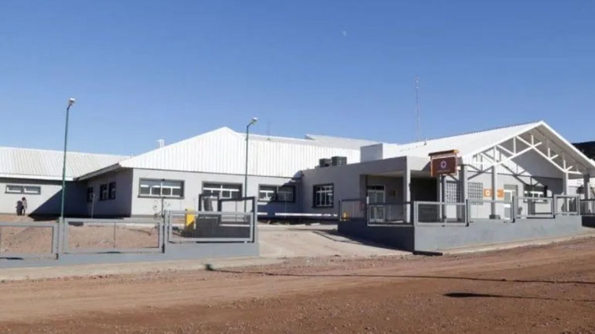 La mujer de 26 años quedó internada en el hospital de Añelo, en Neuquén, luego de ser víctima de un intento de femicidio. La mujer de 26 años quedó internada en el hospital de Añelo, en Neuquén, luego de ser víctima de un intento de femicidio.