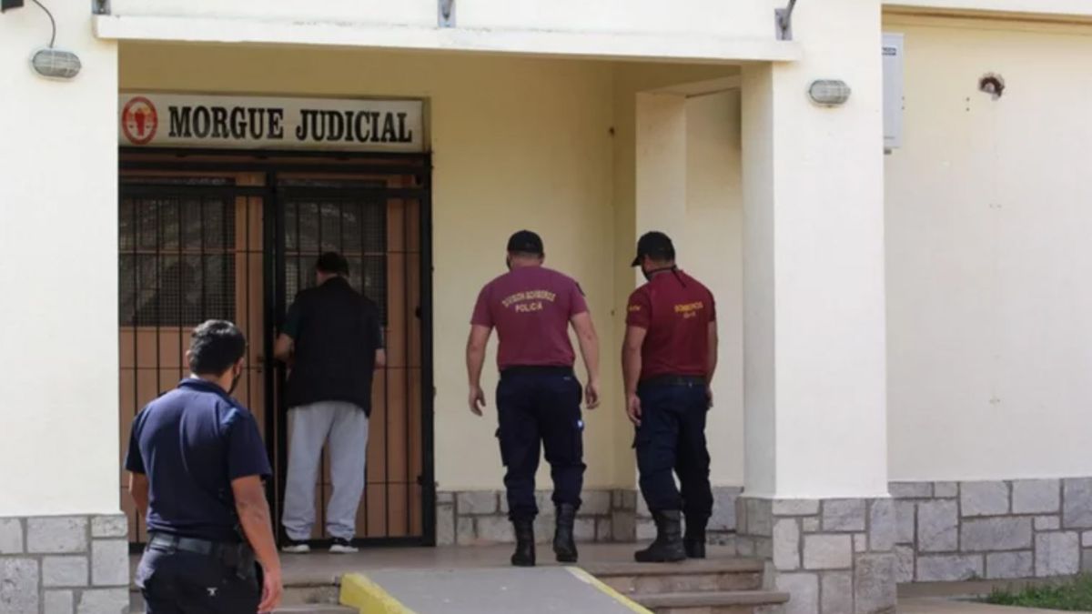 Los familiares y vecinos de la mujer encontrada muerta en su casa con signos de violencia esperan el resultados de la autopsia, ya que cumpan a su pareja de femicidio