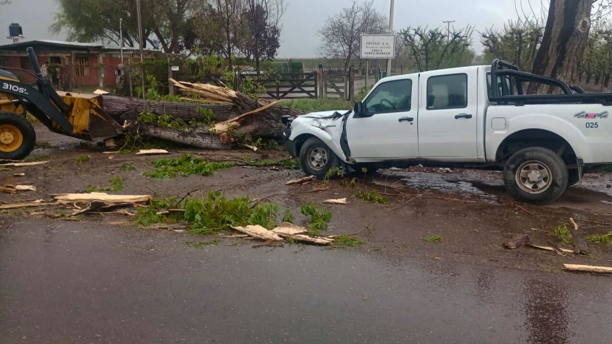 Una camioneta destruida y personal de Vialidad colaborando. Tupungato no quedó fuera de las fuertes ráfagas.
