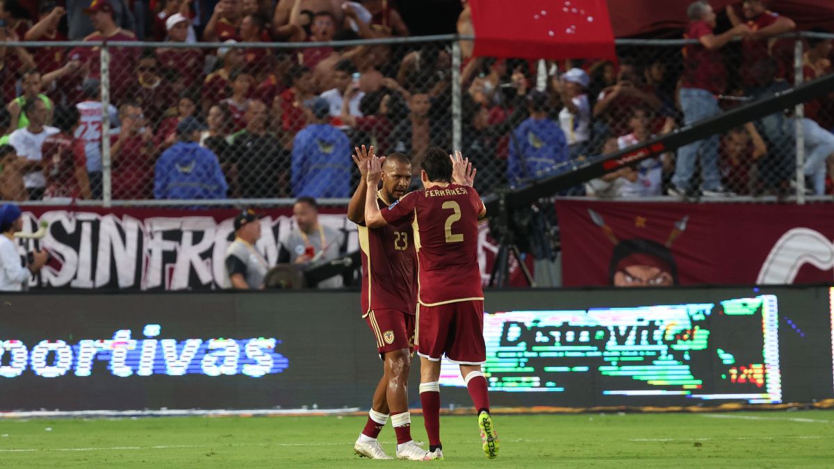 Salomón Rondón festeja con su compañero Ferraresi su gol, el segundo de Venezuela, con que aseguró el triunfo sobre Bolivia por la Eliminatorias.