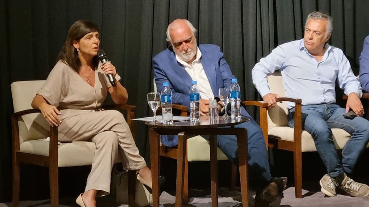 La senadora Mariana Juri (UCR), Ricardo Gil Lavedra y su par Alfredo Cornejo (UCR).