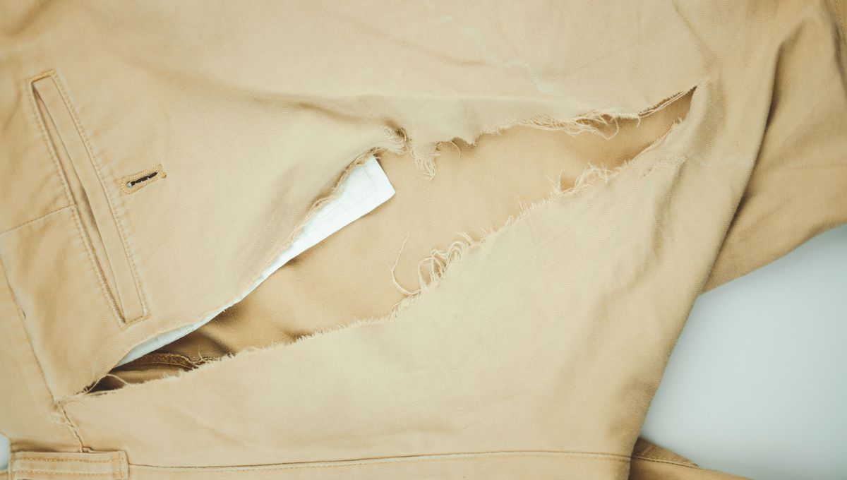 Si el tajo es muy grande, quizás puedes utilizar la tela para crear otra prenda. Si el tajo es muy grande, quizás puedes utilizar la tela para crear otra prenda. 