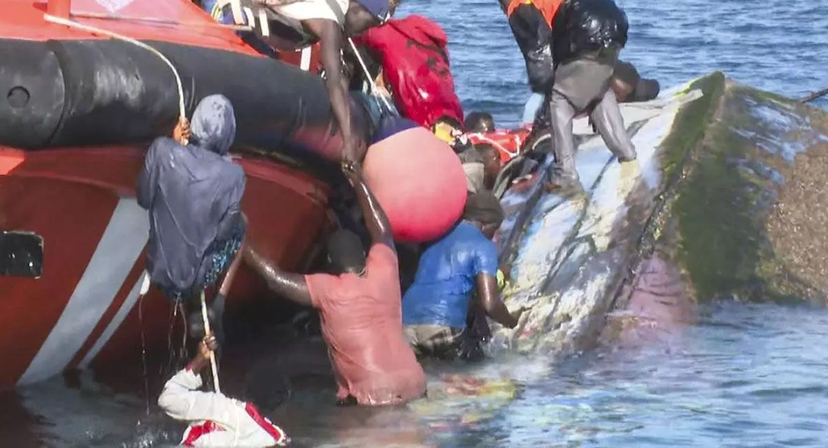 Una embarcación con 150 migrantes volcó en las Canarias: hay siete muertos y un bebé desaparecido