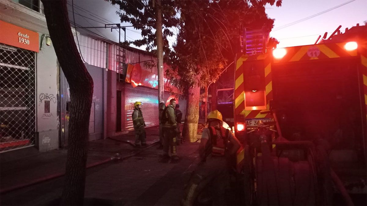 Los Bomberos trabajaron rápidamente, pero debido a la alta combustión de la mercadería y demás materiales, el fuego se extendió rápidamente.