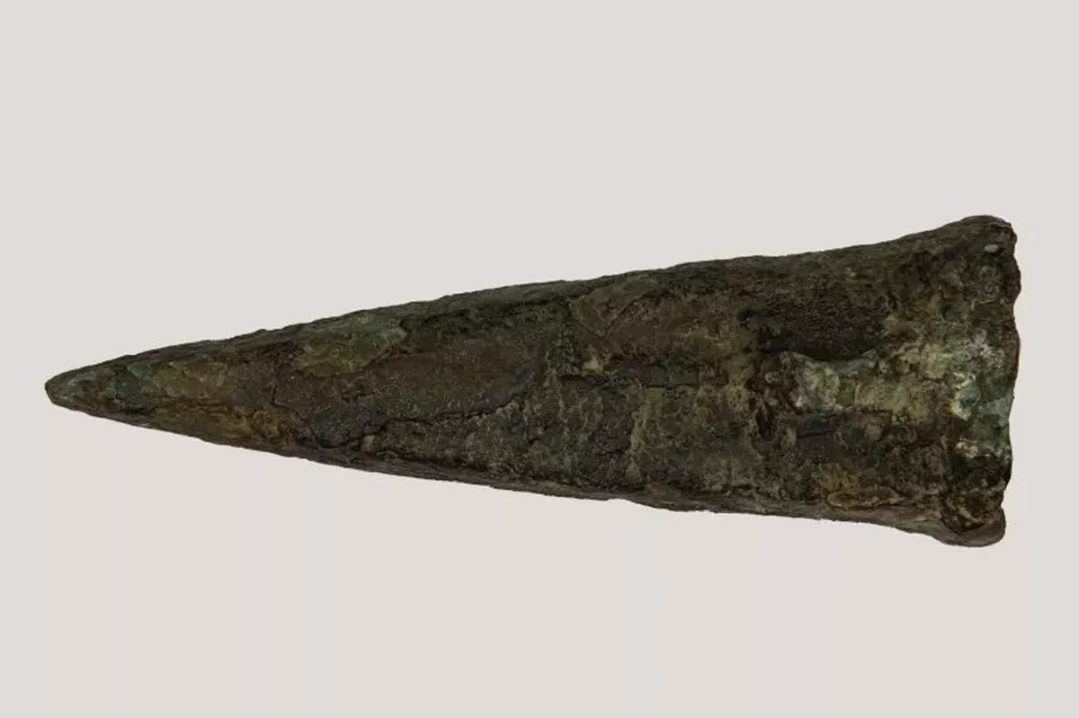 El hacha milenaria descubierta en noruega. El hacha milenaria descubierta en noruega.